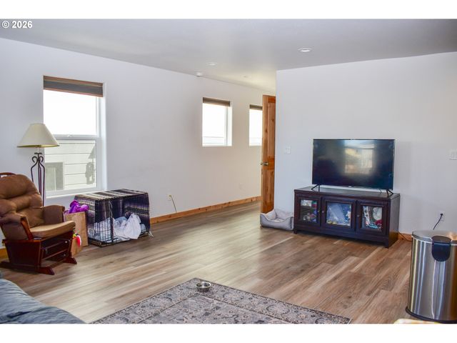 310 E RAPP Rd, Talent, OR 97540