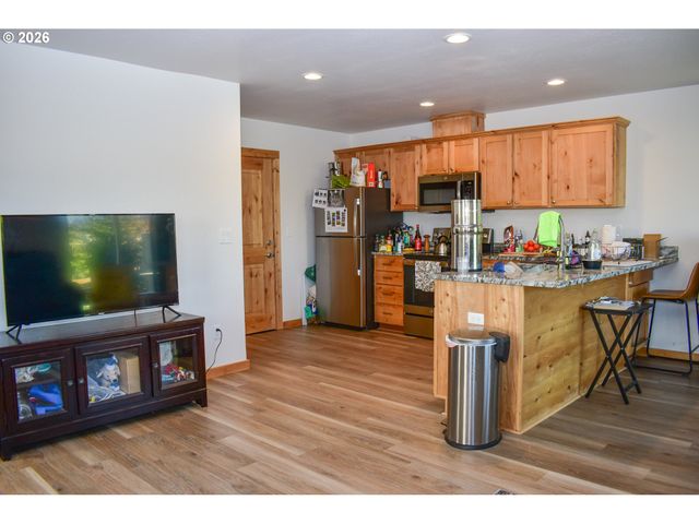 310 E RAPP Rd, Talent, OR 97540