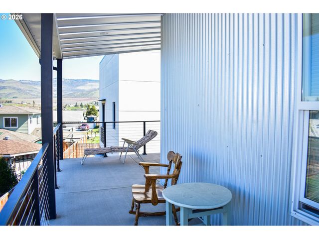 310 E RAPP Rd, Talent, OR 97540