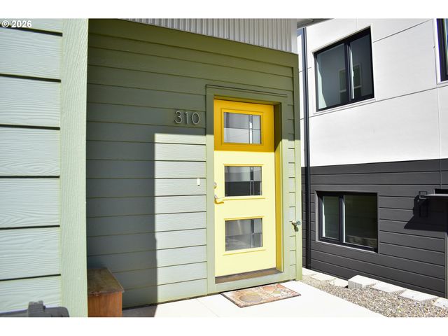 310 E RAPP Rd, Talent, OR 97540