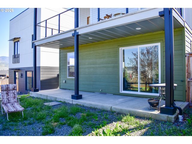 310 E RAPP Rd, Talent, OR 97540