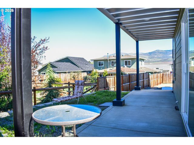 310 E RAPP Rd, Talent, OR 97540