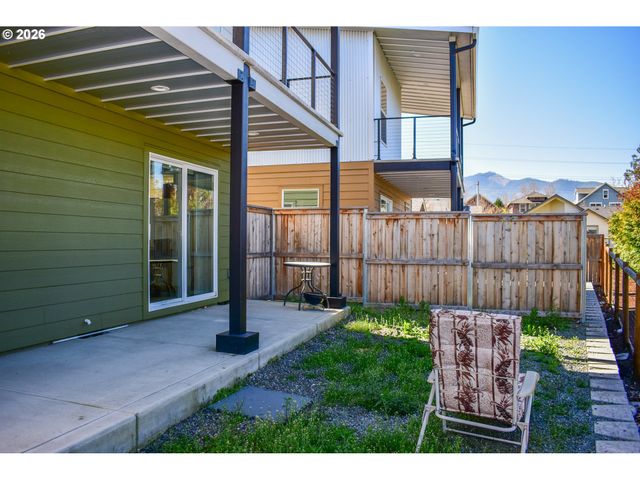 310 E RAPP Rd, Talent, OR 97540