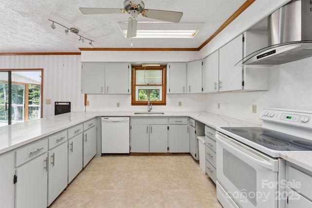 44 Rainbow Road, Highlands, NC 28741