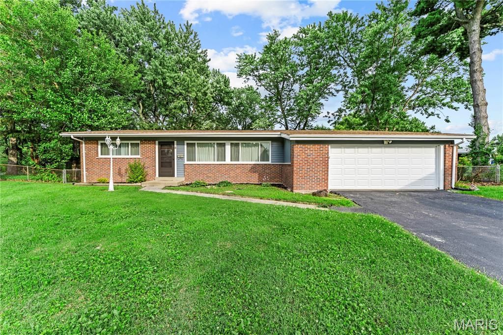 5 Filly Court, Florissant, MO 63033