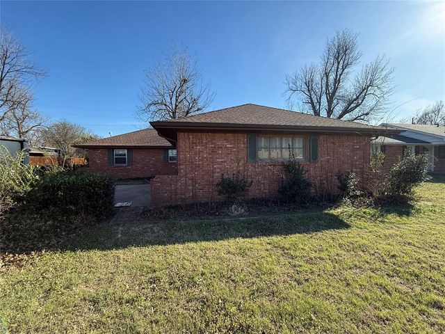 3004 Lakeside Drive, The Village, OK 73120