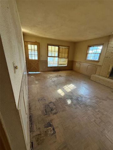 3004 Lakeside Drive, The Village, OK 73120