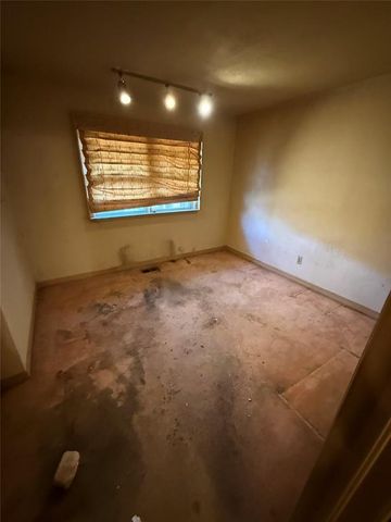 3004 Lakeside Drive, The Village, OK 73120