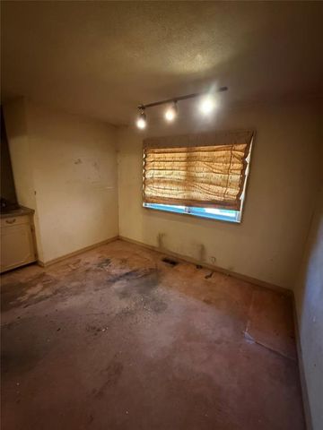 3004 Lakeside Drive, The Village, OK 73120