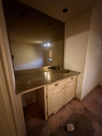 3004 Lakeside Drive, The Village, OK 73120