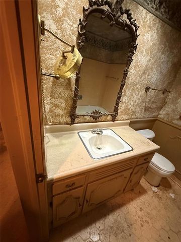 3004 Lakeside Drive, The Village, OK 73120