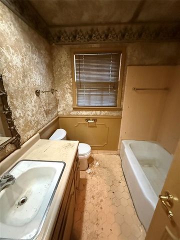 3004 Lakeside Drive, The Village, OK 73120