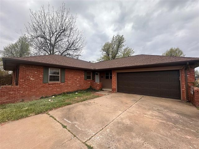 3004 Lakeside Drive, The Village, OK 73120