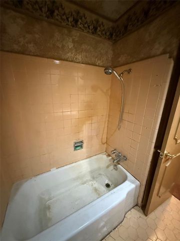 3004 Lakeside Drive, The Village, OK 73120