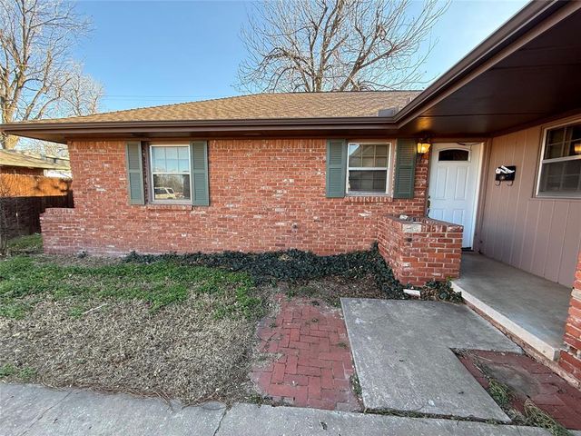 3004 Lakeside Drive, The Village, OK 73120