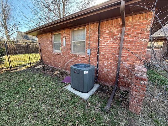 3004 Lakeside Drive, The Village, OK 73120