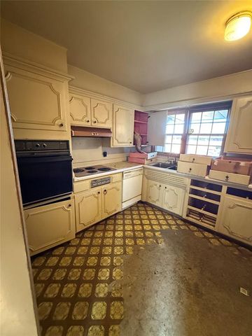 3004 Lakeside Drive, The Village, OK 73120