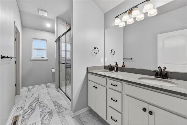 12505 S Woodlawn Drive, Lee's Summit, MO 64086