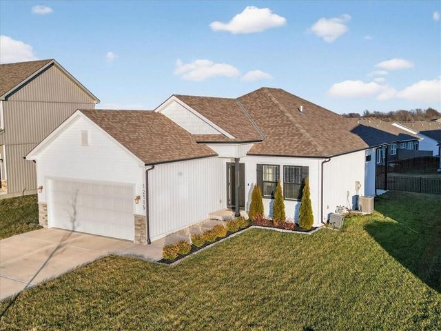 12505 S Woodlawn Drive, Lee's Summit, MO 64086