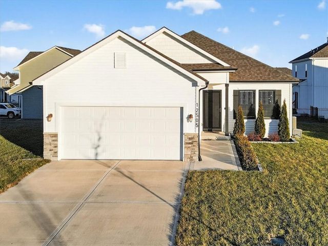 12505 S Woodlawn Drive, Lee's Summit, MO 64086