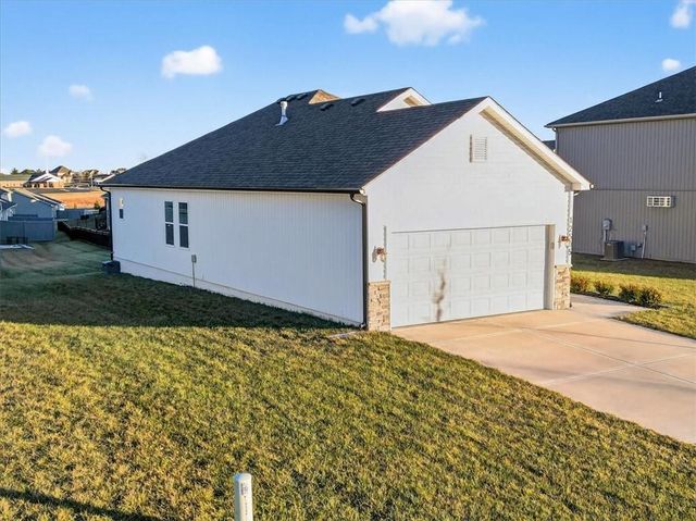12505 S Woodlawn Drive, Lee's Summit, MO 64086
