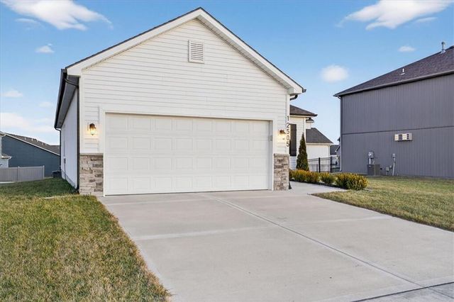 12505 S Woodlawn Drive, Lee's Summit, MO 64086