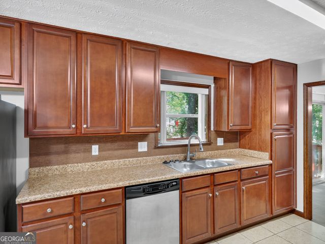 824 Post Road Circle, Stone Mountain, GA 30088