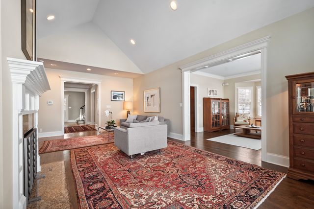 563 Greenway Drive, Lake Forest, IL 60045