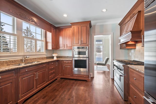 563 Greenway Drive, Lake Forest, IL 60045