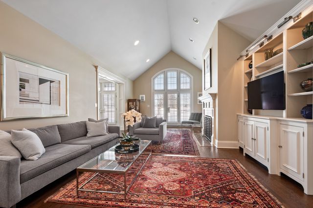 563 Greenway Drive, Lake Forest, IL 60045