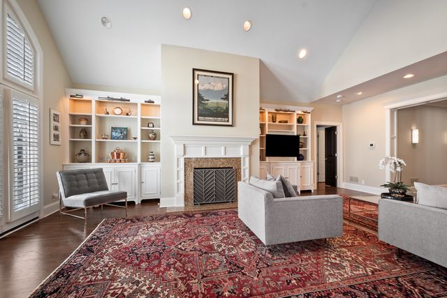 563 Greenway Drive, Lake Forest, IL 60045