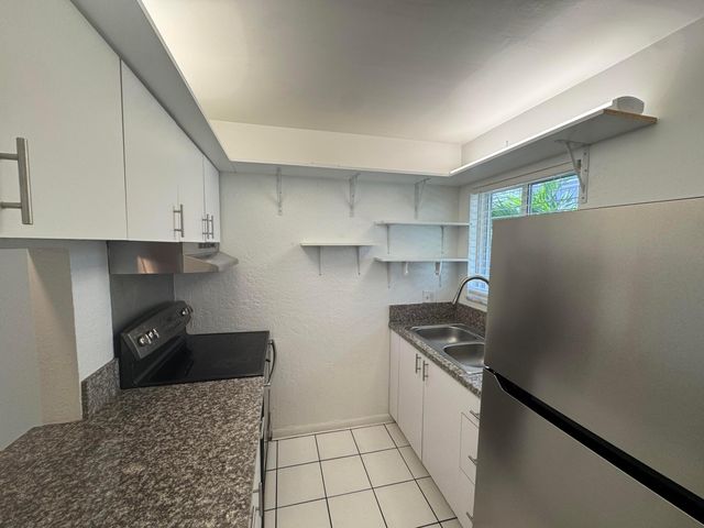 1100 S Lake Drive 9, Lantana, FL 33462