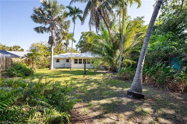 2424 Harbor RD, Naples, FL 34104