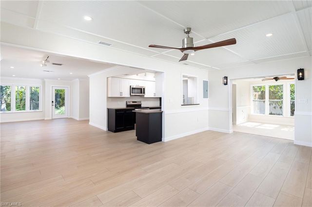 2424 Harbor RD, Naples, FL 34104