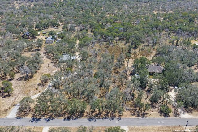 1963 Deer Trail, Floresville, TX 78114