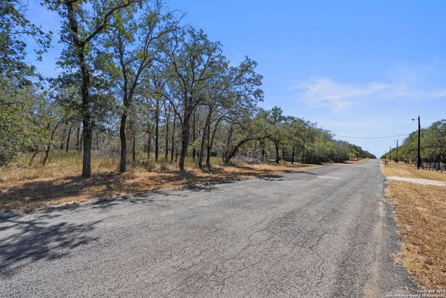 1963 Deer Trail, Floresville, TX 78114