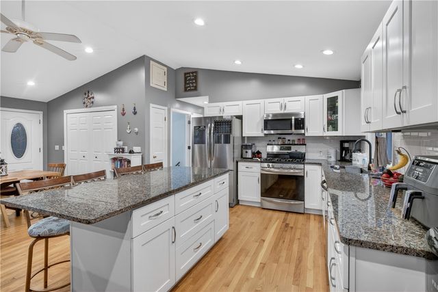 12 Lane 6, Warwick, RI 02888