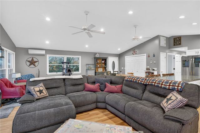 12 Lane 6, Warwick, RI 02888