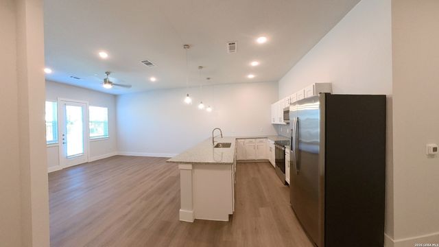 330 E Carson St Apt 3103, San Antonio, TX 78208