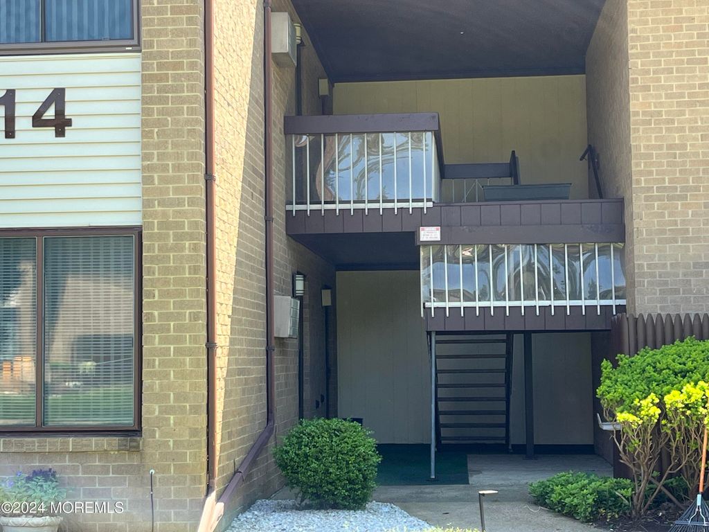 14 Pine Cluster Circle F, Manalapan, NJ 07726
