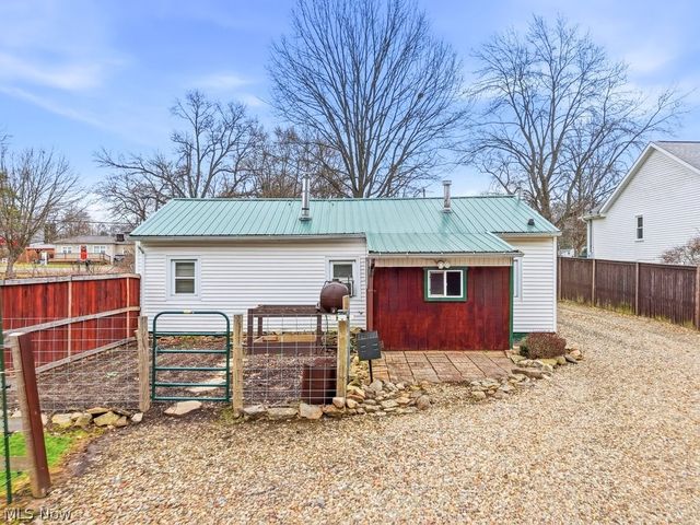 121 Meadowridge Road, Mogadore, OH 44260