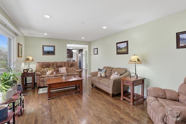 774 Yosemite Trail, Roselle, IL 60172