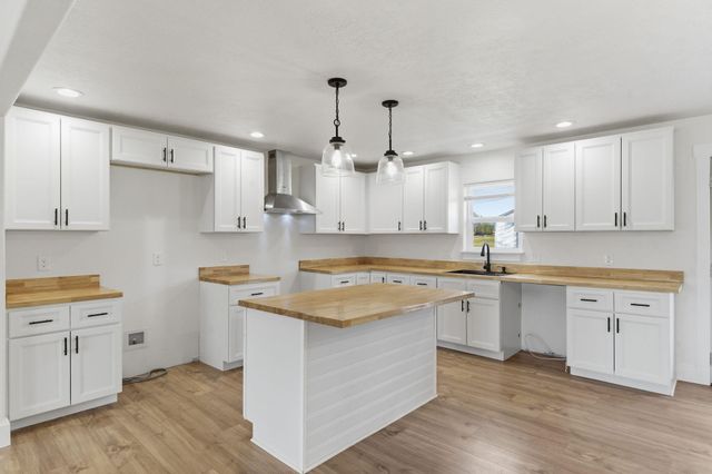 1255 E Bonaire Drive, Springfield, MO 65803