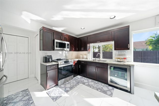 15484 SW 42nd Ter, Miami, FL 33185