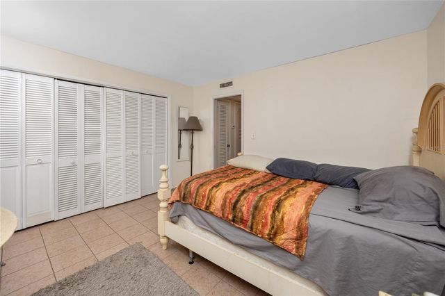 224 WAVERLY WAY 4, Clearwater, FL 33756