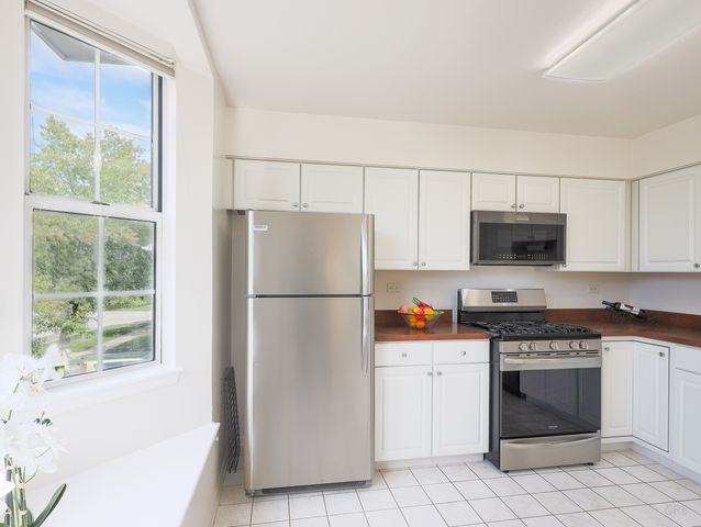 902 Sparta Court, Vernon Hills, IL 60061