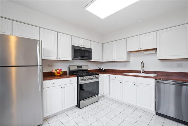 902 Sparta Court, Vernon Hills, IL 60061