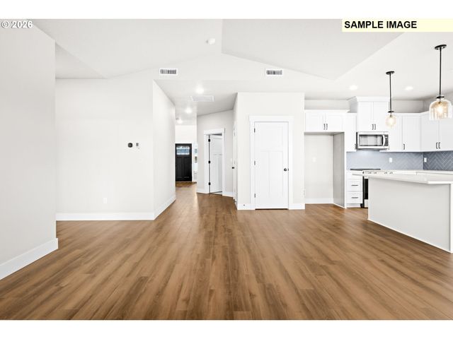 676 Ne SALING Dr W 96, Estacada, OR 97023