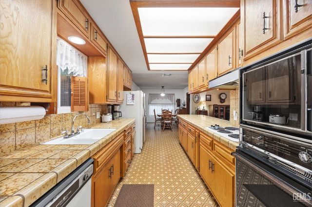 7809 Carol Sue Court, Bakersfield, CA 93308