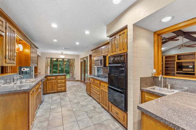802 Rock Canyon Drive, Duncanville, TX 75137